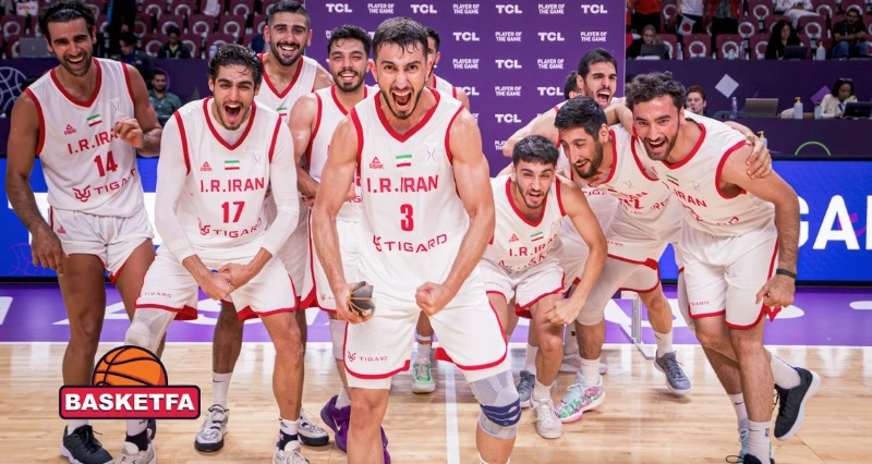 شادی تیم ملی بسکتبال ایران پس از پیروزی مقابل ژاپن در جام ملتهای آسیا ۲۰۲۵