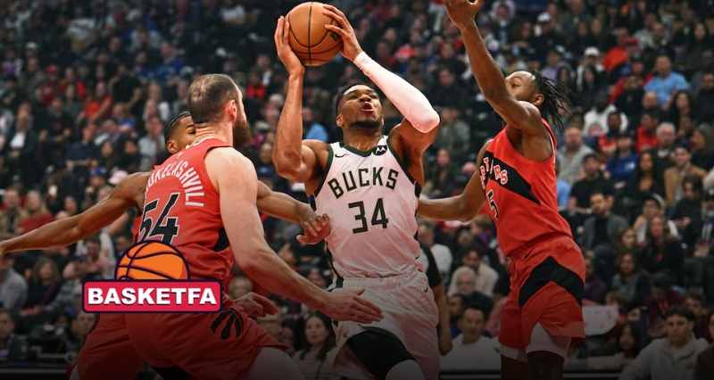 حمله یانیس آنتتوکومپو به سبد تورنتو رپترز در دیدار NBA؛ میلواکی باکس با عملکرد درخشان ستاره یونانی