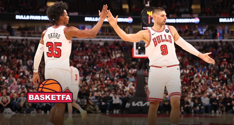 بازیکنان شیکاگو بولز پس از کسب امتیاز در برابر سن آنتونیو اسپرز جشن می‌گیرند