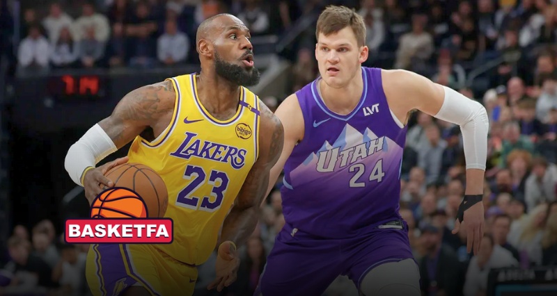 لبران جیمز در حال حمله به حلقه مقابل بازیکن یوتا جاز در مسابقه NBA