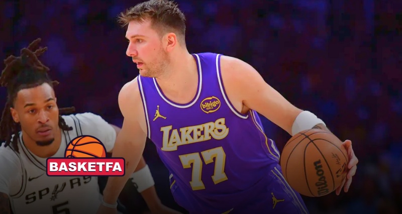 لوکا دانچیچ بازیکن لس آنجلس لیکرز در حال حمله به سبد آتلانتا هاوکس