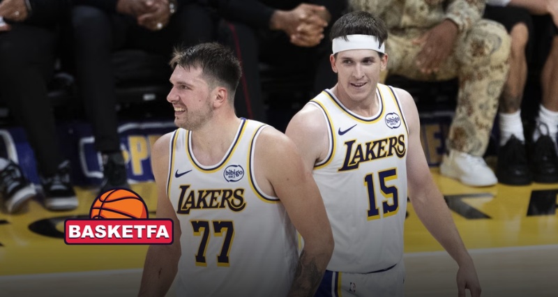 لوکا دانچیچ و هم‌تیمی‌هایش در لس آنجلس لیکرز پیش از دیدار با اوکلاهما سیتی تاندر در مسابقات NBA نوامبر ۲۰۲۵
