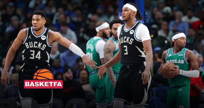 یاننیس و بازیکنان میلواکی باکس در جریان مسابقه NBA مقابل بوستون سلتیکس