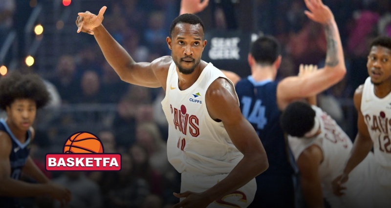 ایون موبلی در حال دفاع برای کلیولند کاوالیرز در بازی NBA