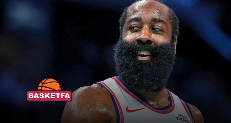 جیمز هاردن در نمای نزدیک و لبخند روی چهره در مسابقه NBA