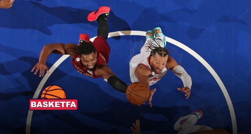 ریباند و تلاش برای توپ بین بازیکنان نیویورک نیکس و کلیولند کاوالیرز