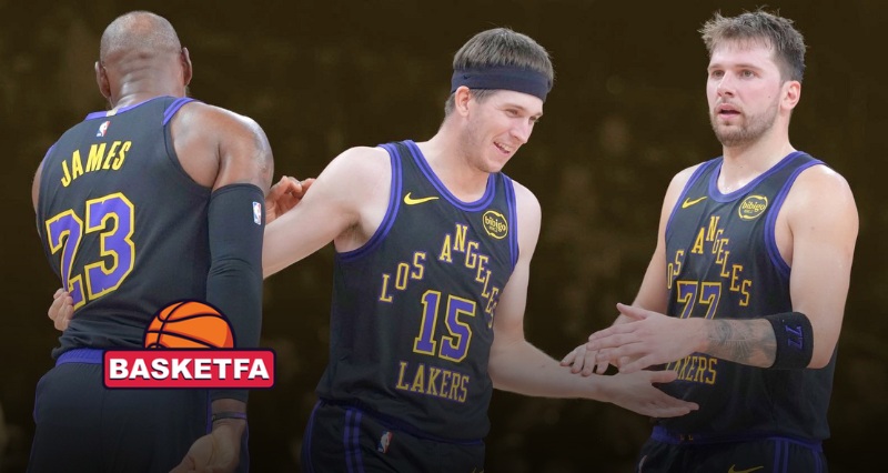 لحظه شادی بازیکنان لس آنجلس لیکرز در کنار لوکا دانچیچ در دیدار مقابل دالاس ماوریکس