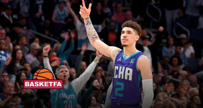 لاملو بال در حال پرتاب توپ برای شارلوت هورنتس در لیگ NBA