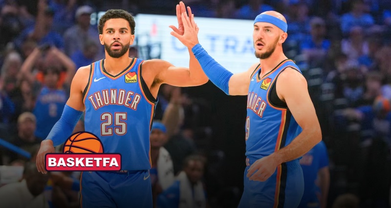 بازیکنان اوکلاهما سیتی تاندر در حال خوشحالی پس از پیروزی در لیگ NBA فصل ۲۰۲۵