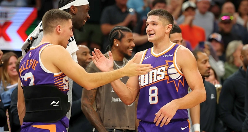 بازیکنان فینیکس سانز در حال خوشحالی پس از پیروزی