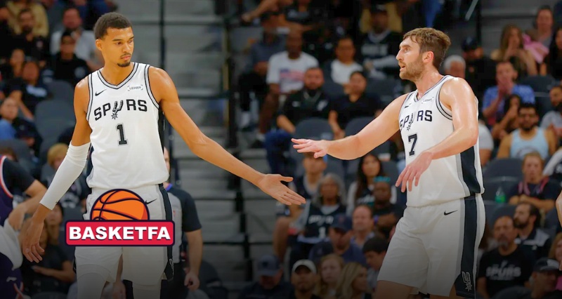ویکتور ومبانیاما و بازیکنان سن آنتونیو اسپرز در بازی NBA