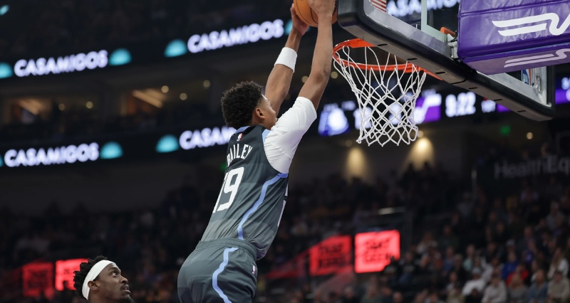 دانک بازیکن یوتا جاز در جریان بازی