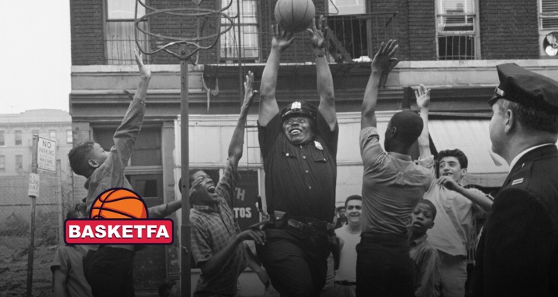 بازی بسکتبال خیابانی میان کودکان و مأمور پلیس