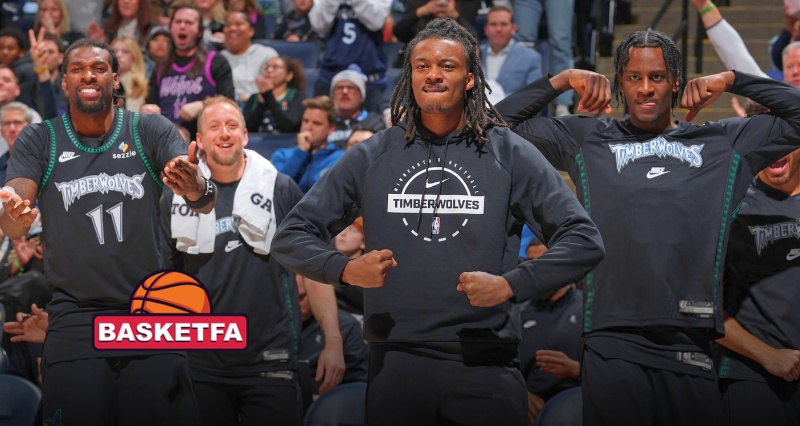 جشن و واکنش بازیکنان مینهسوتا تیمبرولوز روی نیمکت پس از یک صحنه موفق در مسابقات NBA