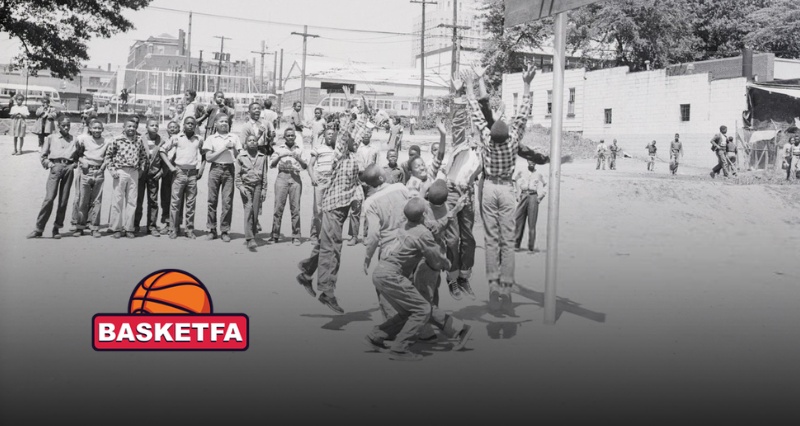 کودکان در حال بازی بسکتبال خیابانی در دهه ۱۹۵۰